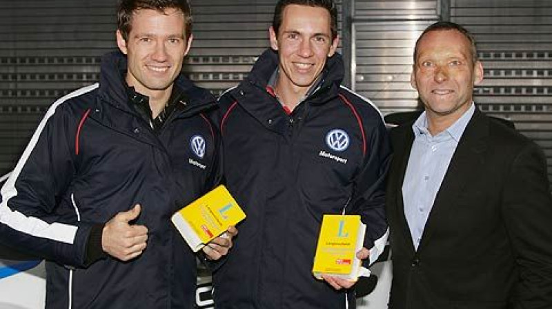 Sebastjans Ožjē ar stūrmani un VW motosporta komandas vadītāju
Foto: www.rallye-magazin.de
