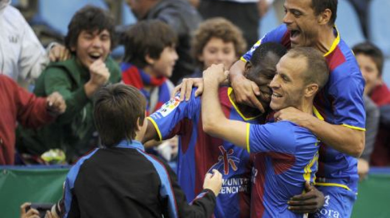 "Levante" futbolisti atzīmē Arunas Konē vārtu guvumu
Foto: AFP/Scanpix