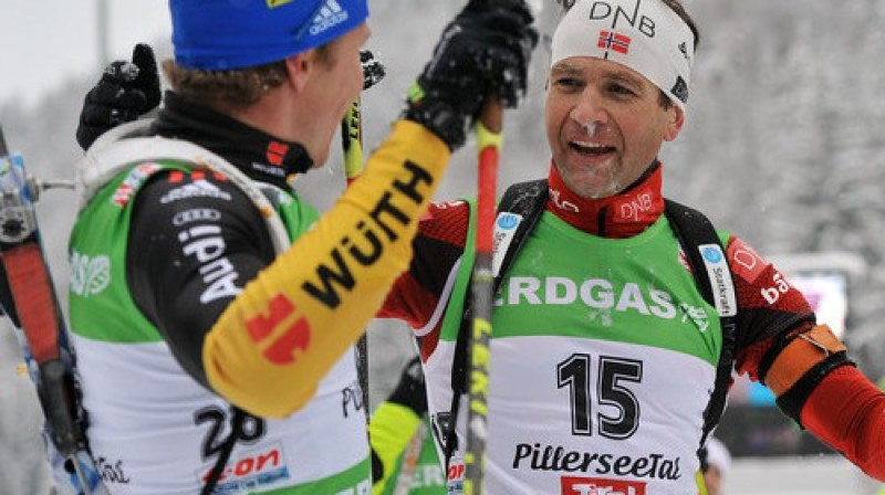 Ūle Einārs Bjerndālens apsveic Andreasu Birnbaheru
Foto: AP/Scanpix