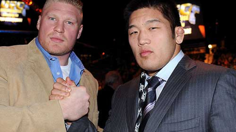 Satoši Iši (pa labi) kopā ar bijušo UFC čempionu Broku Lesnaru
Foto: watchkalibrun.com