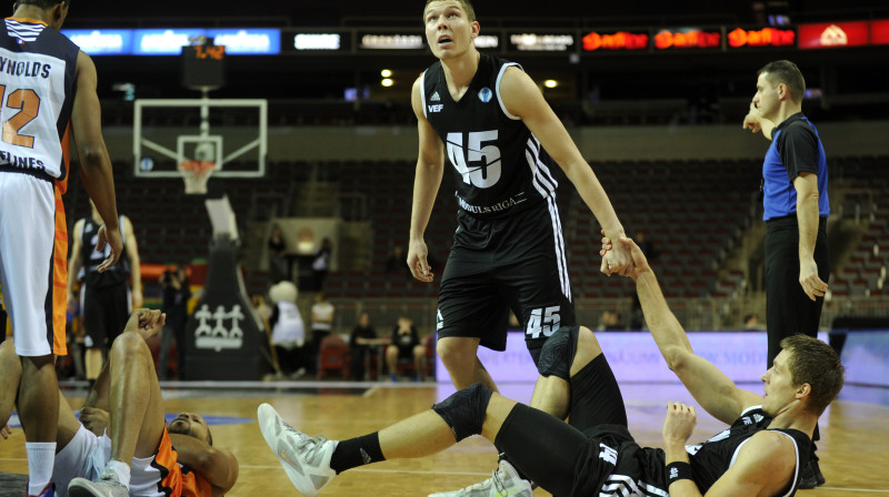 VEF pamata piecinieka spēks - Dairis Bertāns un Kaspars Bērziņš 
Foto: Romāns Kokšarovs, Sporta Avīze, f64