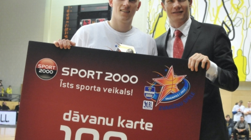 Sport 2000 B.a.l.l. trīspunktnieku konkursa uzvarētājs LBL 2 konkurencē saldenieks Miķelis Pušilovs un LBS ģenerālsekretārs Edgars Šneps.
Foto: Romualds Vambuts