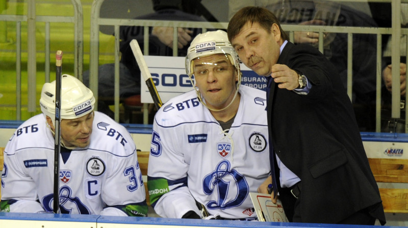 Oļegs Znaroks dod norādījumus Maskavas "Dynamo" hokejistiem
Foto: Romāns Kokšarovs, "Sporta Avīze", f64