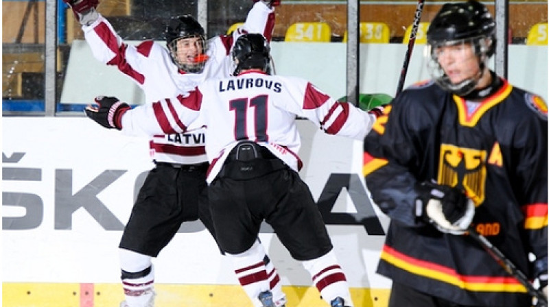 Teodors Bļugers un Martins Lavrovs priecājas par vārtu guvumu
Foto: IIHF