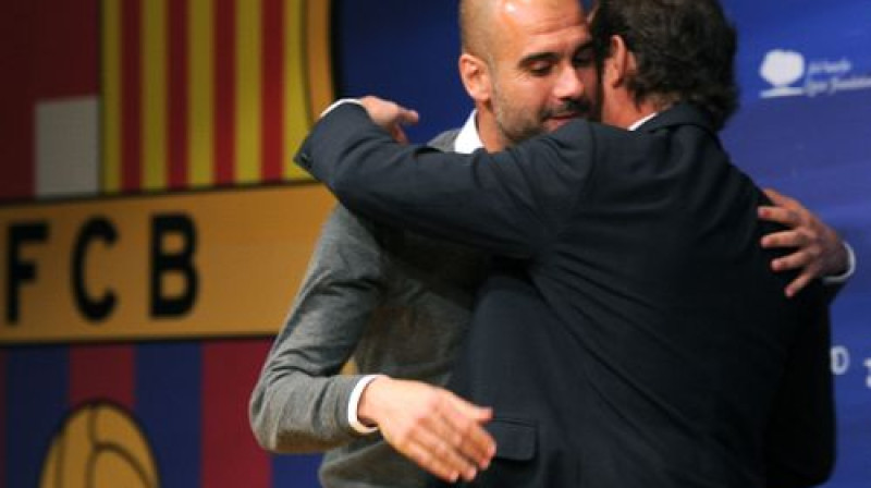 Hoseps Gvardiola un Sandro Rosels simboliski pateicas viens otram par četru gadu laikā sasniegto
Foto: AFP/ Scanpix