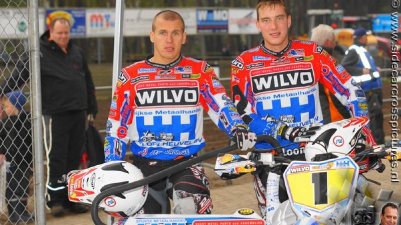 Pasaules čempionāta ekipāžu motokrosā līderi Etjēns Bakss un Kaspars Stupelis (pa kreisi) uzvarēja Šveices atklātā čempionāta otrajā posmā.