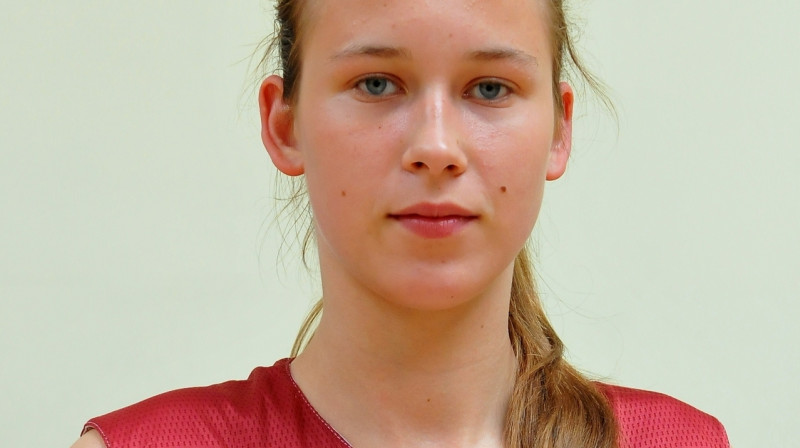 Rūta Veidere: 15 punktu un 13 atlēkušo bumbu Latvijas U18 izlases pirmajā spēlē Eiropas čempionātā.
Foto: Romualds Vambuts