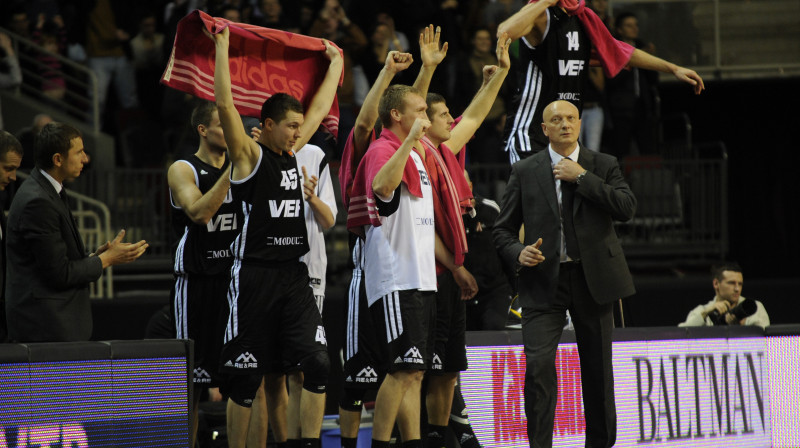 Ramūns Butauts un vefieši
Foto: Romāns Kokšarovs, "Sporta Avīze", f64