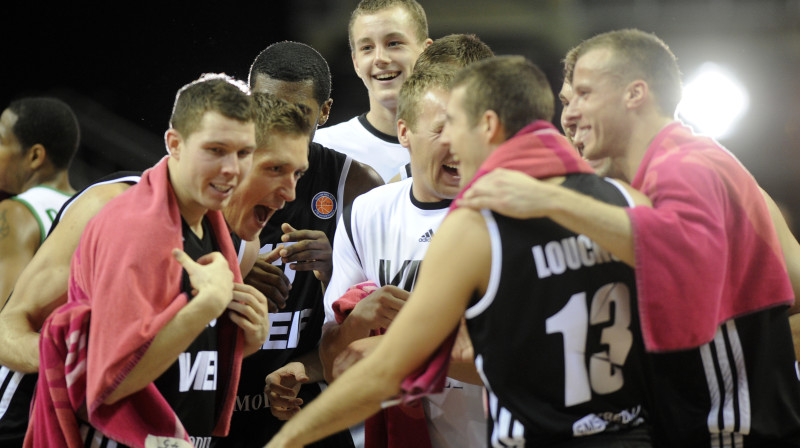 VEF tagad būtu laba iespēja izmantot Dinamo hokejistu sportisko vājumu un atkarot basketbolam savulaik zaudēto popularitāti.

Foto: Romāns Kokšarovs, "Sporta Avīze", f64