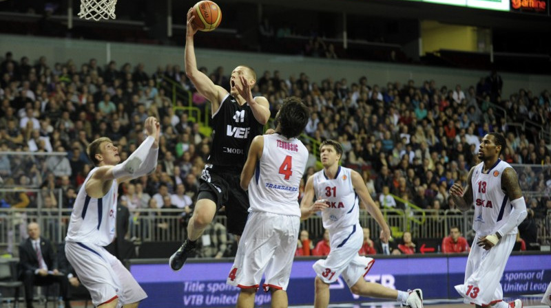 Donāts Zavacks un VEF Rīga: lieliskas uzvaras Eiropas kausa izcīņā un VTB Vienotajā līgā.
Foto: Romāns Kokšarovs, Sporta Avīze, f64