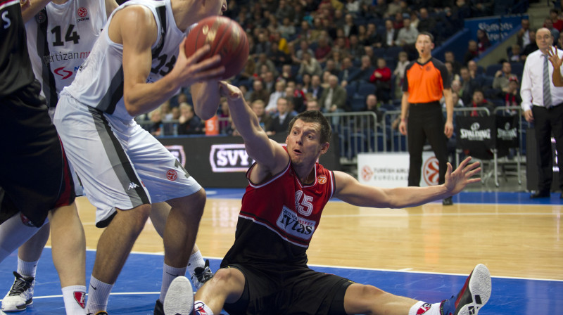 Jānis Blūms cīņā pret "Partizan" 
Foto: Romāns Kokšarovs, Sporta Avīze, f64