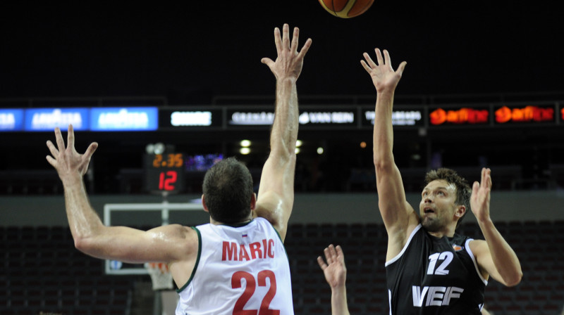 VEF kapteinis Kristaps Janičenoks cīņā pret Krasnodaras "Lokomotiv-Kubaņ"
Foto: Romāns Kokšarovs, "Sporta Avīze", f64