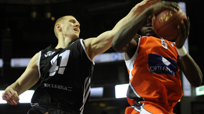 Donāts Zavacks pret Himkiem iemeta piecus no sešiem tālmetieniem
Foto: Romāns Kokšarovs, "Sporta Avīze", f64