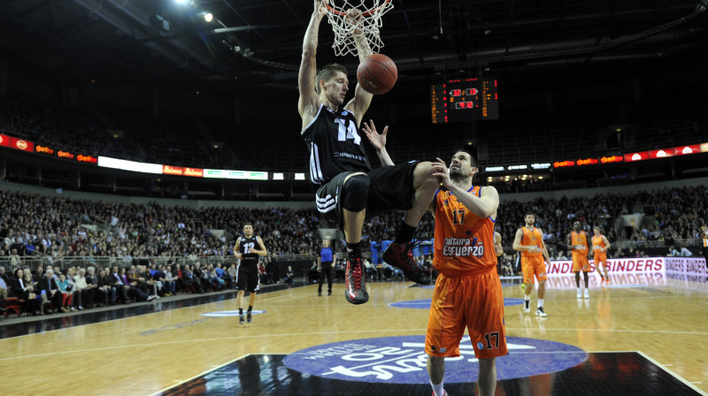 Kaspars Bērziņš spēlē pret "Valencia Basket"
Foto: Romāns Kokšarovs, "Sporta Avīze", f64