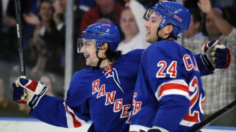 Matss Cukarello (no kreisās) Ņujorkas "Rangers" kreklā
Foto: AP/Scanpix