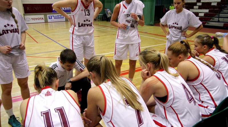 Rūdolfs Rozītis un U18 izlases meitenes Baltijas jūras kausa izcīņā Tallinā
Foto: www.basket.ee