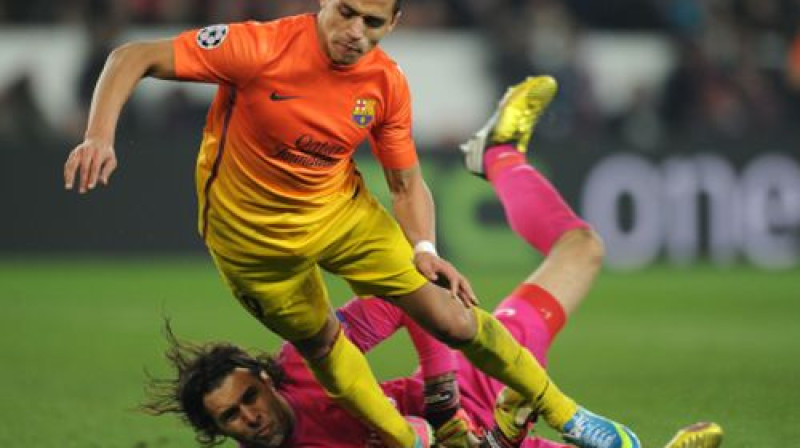 Salvatore Sirigu nogāž Aleksi Sančesu
Foto: AFP/Scanpix