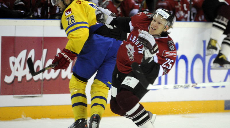 Vienīgo vārtu autors Andris Džeriņš cīņā ar  zviedru hokejistu Diku Akselsonu.
Foto: Romāns Kokšarovs, Agency F64