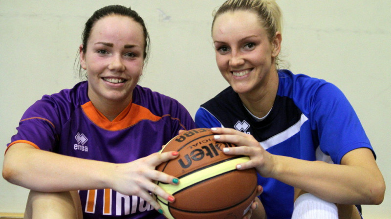 Kārtējā māsu divcīņa basketola laukumā: Ilze Jākobsone ("TTT Rīga") un Zane Jākobsone (SK "Cēsis")
Foto: Juris Kalniņš