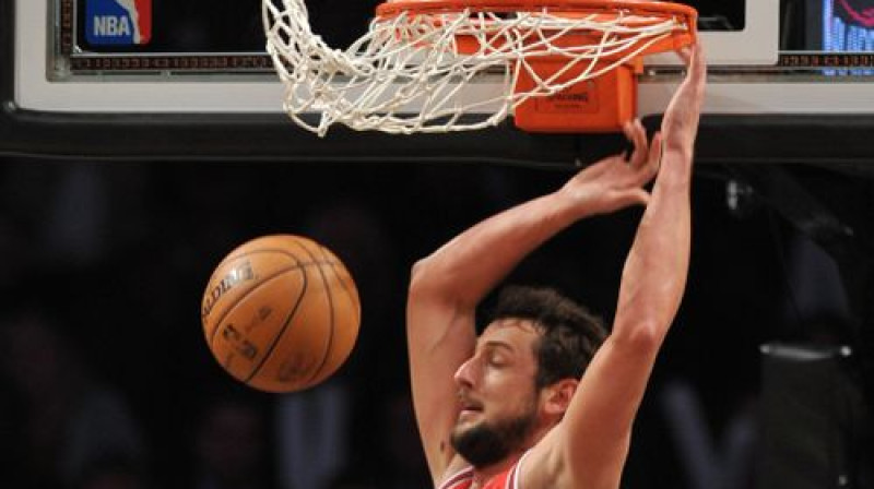 Marko Belinelli triec bumbu grozā no augšas
Foto: AFP/Scanpix