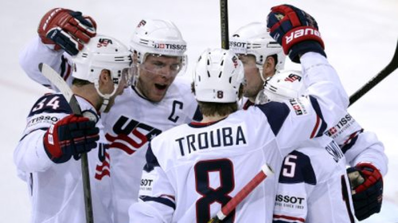 ASV izlases hokejisti apsveic Kreigu Smitu ar vārtu guvumu
Foto:AP/Scanpix