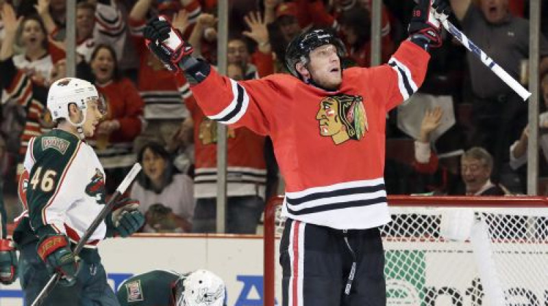 Marians Hosa ar paceltām rokām atzīmē "Blackhawks" pārākumu pār "Wild" hokejistiem
Foto:AP/Scanpix