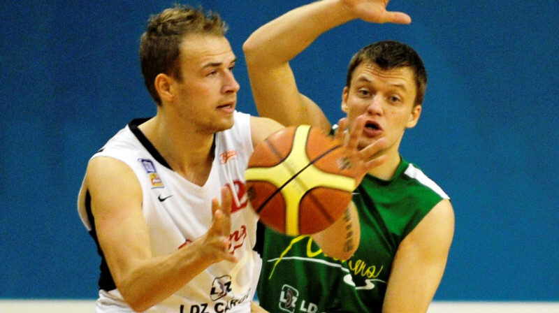 Māris Gulbis (Barons kvartāls) un Raimonds Gabrāns (BK Valmiera): LBL mazā fināla ceturtajā sērijā pārāks bija valmierietis.
Foto: Romāns Kokšarovs, ''Sporta Avīze'', f64.