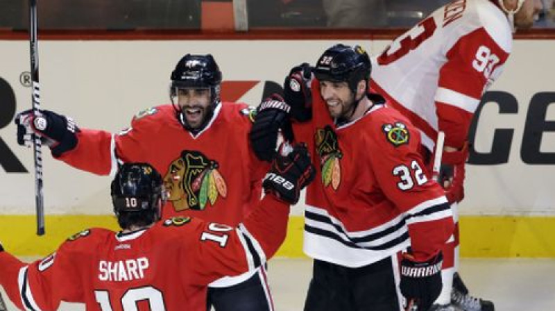 "Blackhawks" hokejisti atzīmē vārtu guvumu
Foto:AP/Scanpix