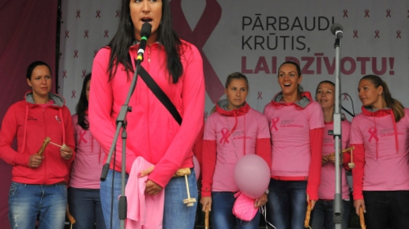 Valstsvienības kapteine Liene Jansone uzrunā krūts veselības akcijas "Lai dzīvotu!" dalībnieces.
Foto: Romualds Vambuts, sportacentrs.com