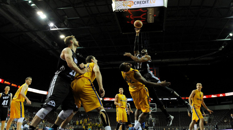 VEF basketbolisti izcīnīja trešo Latvijas čempionu titulu trīs gadu laikā (2011, 2012, 2013)
Foto: Romāns Kokšarovs, "Sporta Avīze", f64