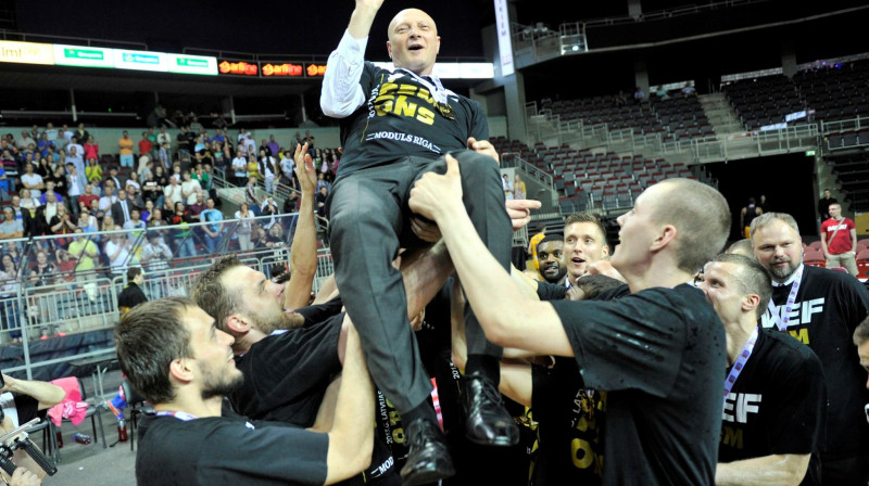 Ramūns Butauts trešo gadu pēc kārtas VEF priekšgalā uzvarēja Latvijas Basketbola līgā
Foto: Romāns Kokšarovs, "Sporta Avīze", f64