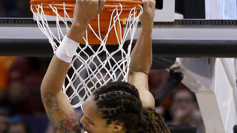 Britnija Grainere: divi danki WNBA debijas spēlē pret "Chicago Sky"
Foto: AP/Scanpix