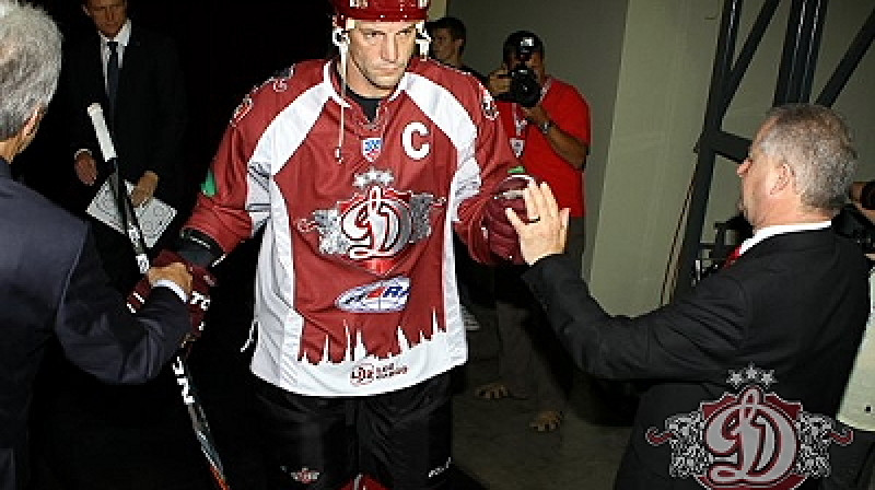 Sandis Ozoliņš ved komandu cīņā pirms 2010./2011. g. sezonas – Latvijas Dzelzceļa kausa izcīņā. Foto: dinamoriga.eu