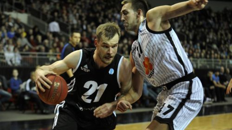 Antans Kavaļausks (pa kreisi) pret savu topošo komandu
Foto: Romāns Kokšarovs, Sporta Avīze, f64