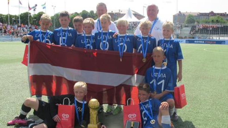 Latvijas jaunie futbolisti iegūst nozīmīgo trofeju.