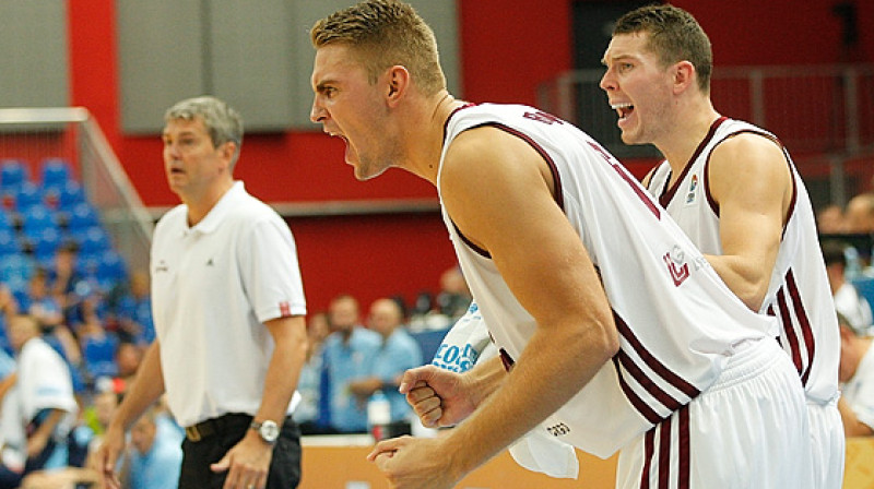 Dairis Bertāns un Rolands Freimanis: emocijas uz Latvijas valstsvienības rezervistu soliņa.
Foto: fibaeurope.com