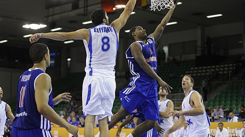 Kails Džonsons uzlauž Izraēlas aizsardzību
Foto: www.fibaeurope.com