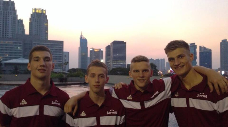 Armans Ginters, Kristaps Pļavnieks, Edgars Lasenbergs, Jānis Engers - nodrošināta vieta pasaules U18 čempionāta astotdaļfinālā.
Foto: Artūrs Portnovs