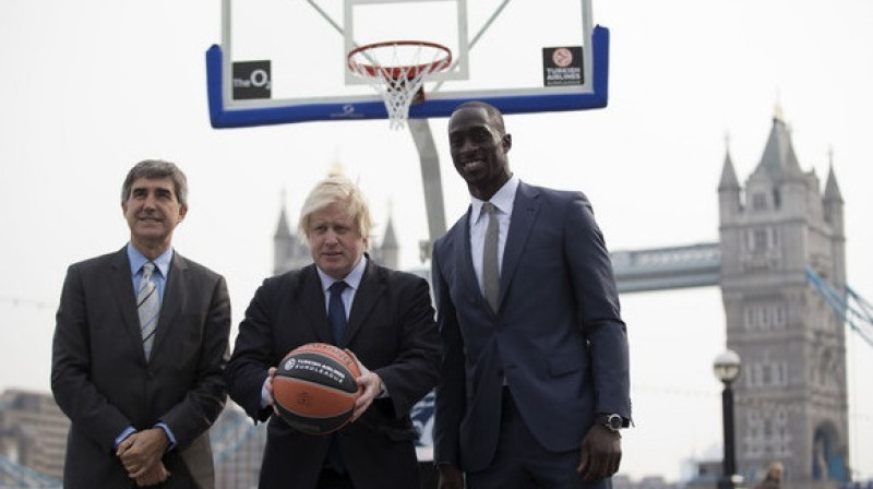 Eirolīgas izpilddirektors Hordi Bertomeu, Londonas mērs Boriss Džonsons un Lielbritānijas valstsvienības spēlētājs Pops Mensa-Bonsu 2013. gada 8. aprīlī pie Tauera tilta reklamē "Četru...
