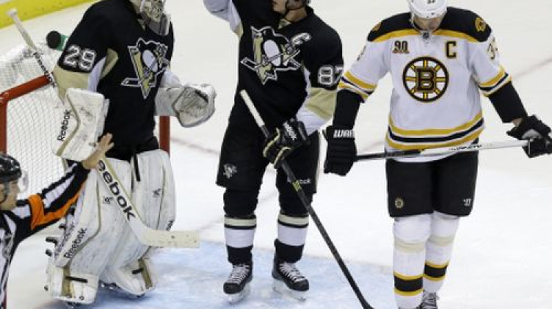 Marks Andrē Flerī un Sidnijs Krosbijs apsveic viens otro, Zdeno Hāra sadrūmis
Foto:AP/Scanpix