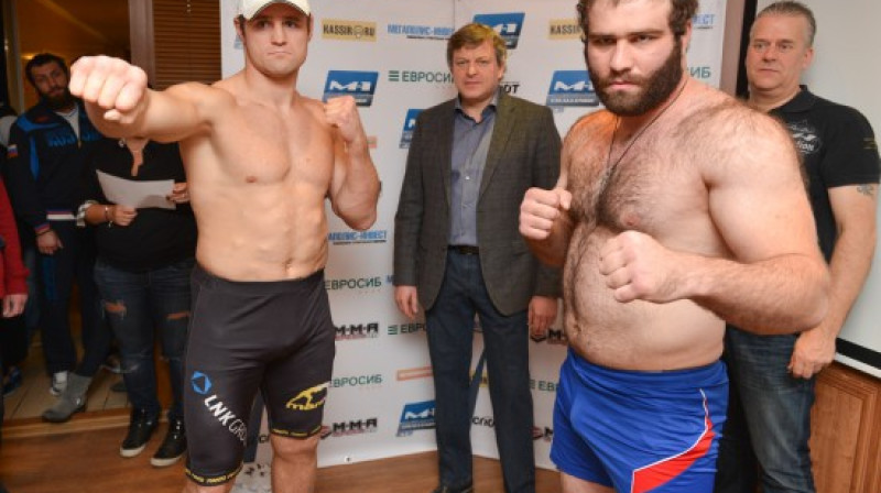 Konstantīns Gluhovs (no kreisās) svēršanās procedūrā kopā ar Mihailu Gazajevu
Foto: mixfight.ru