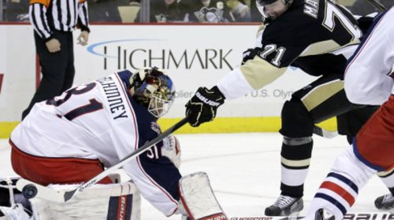 "Blue Jackets" vārtsargu pārspēj Jevgeņijs Malkins
Foto:AP/Scanpix