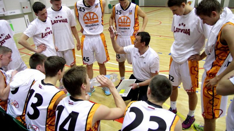 Latvijas U18 izlase minūtes pārtraukumā.
Foto: basket.ee