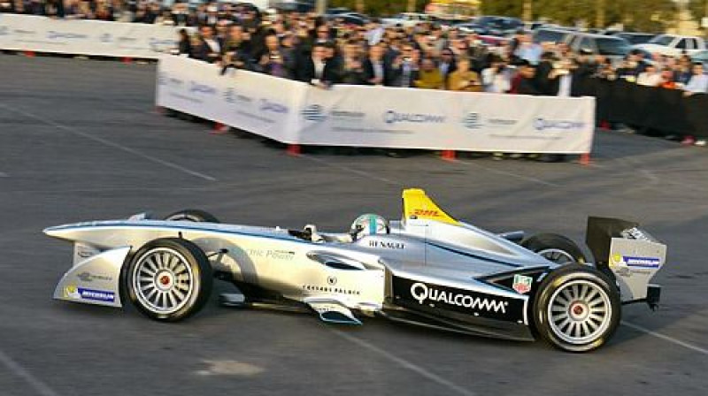 Formula E auto paraugdemonstrējumu laikā
Foto: autoweek.com