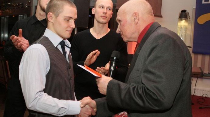 Edgars Skrīvers (no kreisās), Mareks Lavrinovičs un Andris Miezītis "Tukuma sporta laureāta 2013" apbalvošanas cerimonijā
Foto: ntz.lv