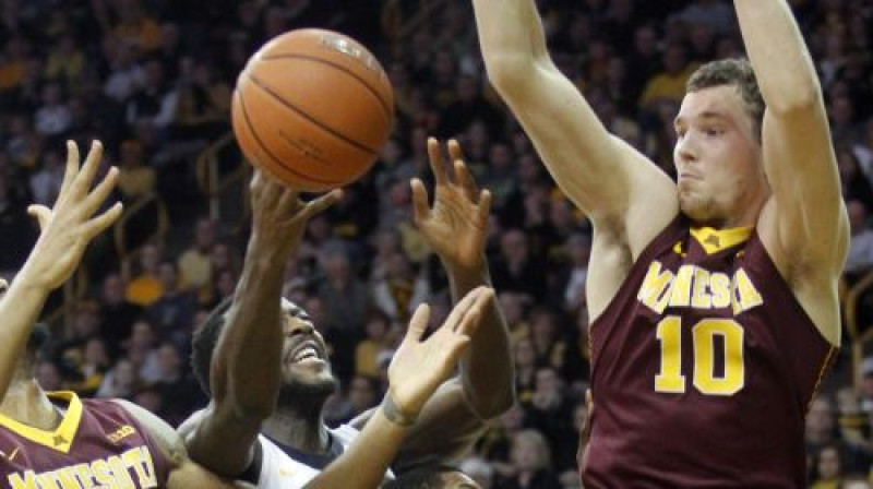 Oto Ošenieks (#10) aizsardzībā NCAA spēlē
Foto:AFP/Scanpix