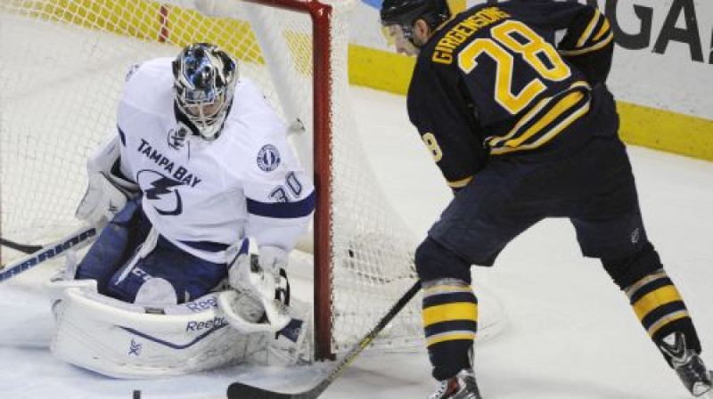 Zemgus Girgensons tuvcīņā ar Benu Bišopu
Foto: AP/Scanpix