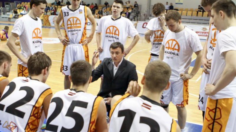 LMT Basketbola akadēmijas komanda un galvenais treneris Arnis Vecvagars.
Foto: Reinis Oliņš