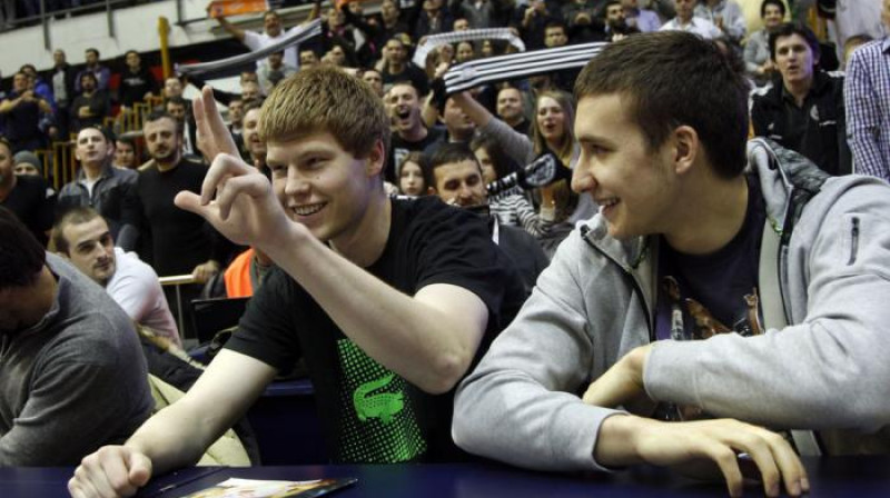 Dāvis Bertāns, vērojot spēli no malas 
Foto: kkpartizan.rs