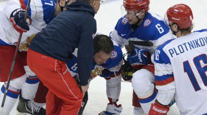 Krievijas izlases spēlētāji palīdz savam kapteinim
Foto:AFP/Scanpix